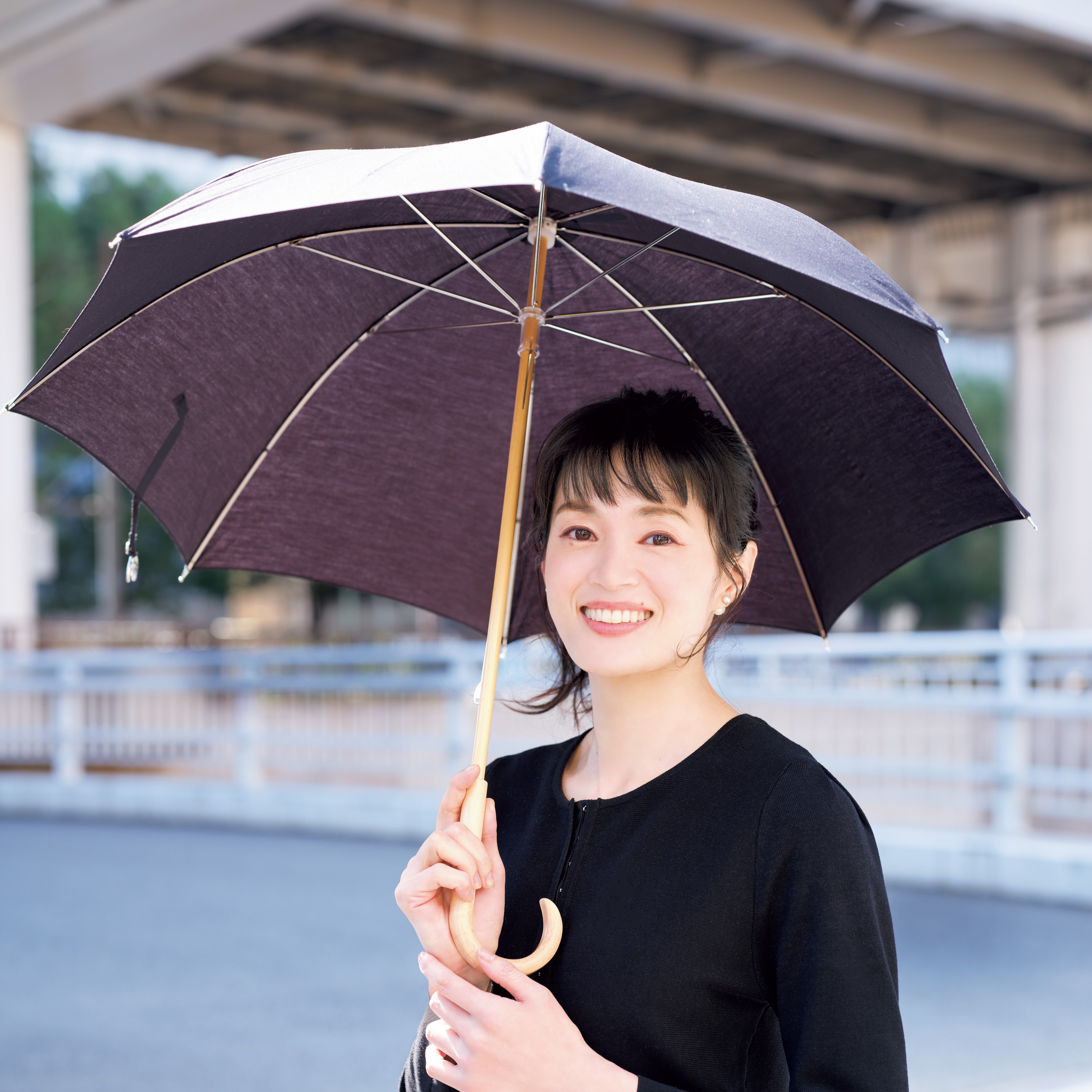 外出時は日傘＆全身黒コーディネートで紫外線をシャットアウト